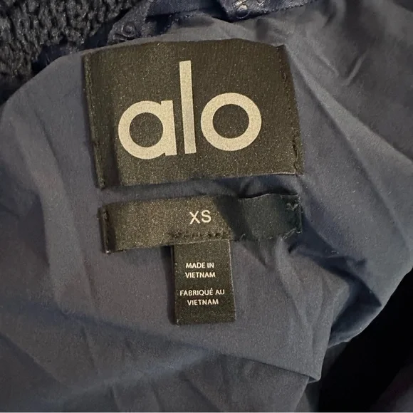 ✨Limited Edition✨ Alo Sherpa Edge Bomber in navy - Picture 14 of 14